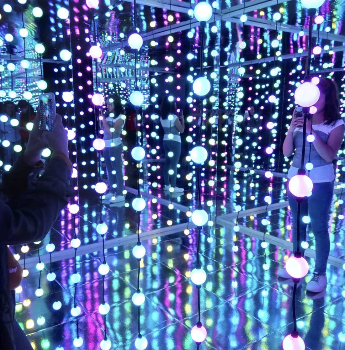 Big Data y Yo · sala de esferas RGB con espejos infinitos