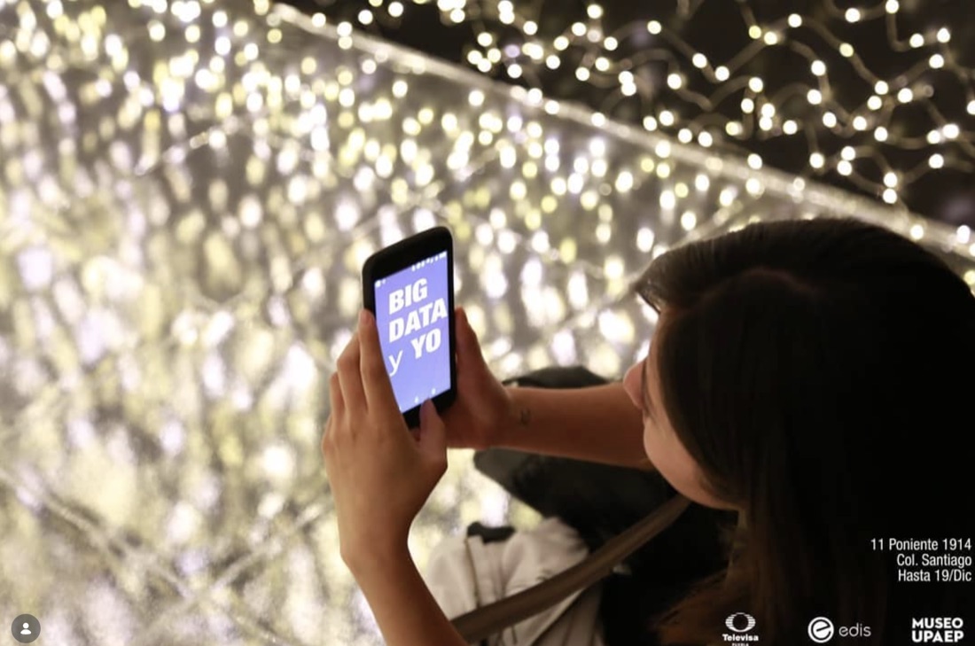 Big Data y Yo · visitante con la app interactiva de la exposición