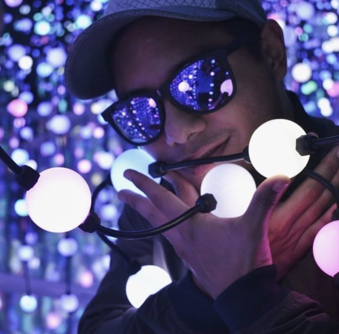 Big Data y Yo · visitante con esferas RGB reflejadas en lentes