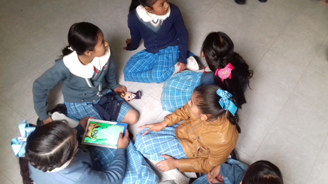 CEAA Hidalgo · niñas jugando con tablet en la cultura del agua