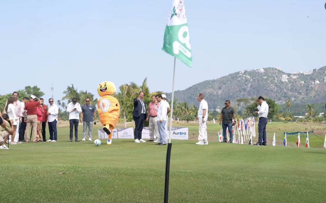 Mundial FootGolf 2026 · mascota oficial pateando el balón con banderas de los países en Acapulco